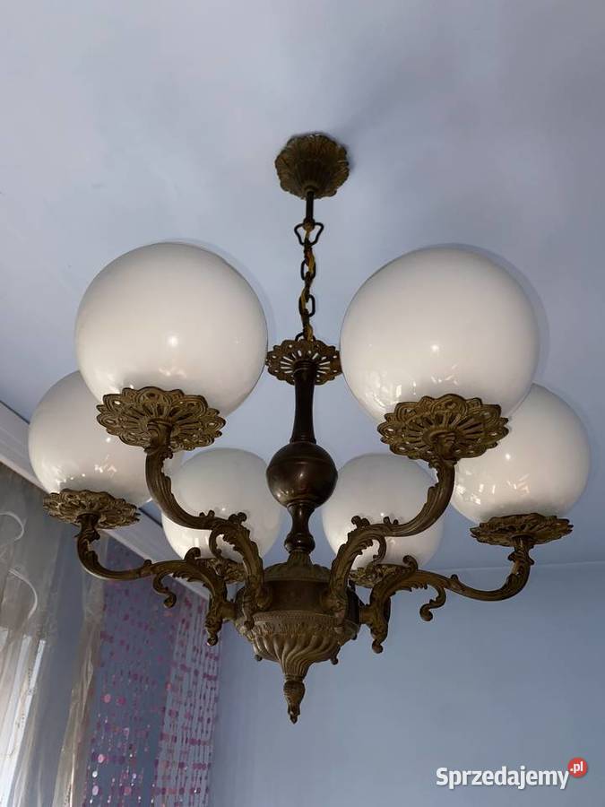 6 żyrandoli mosiężnych i 10 kinkietów