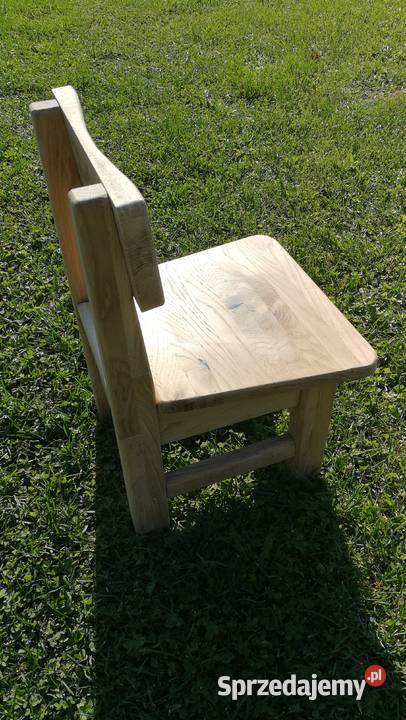 Krzesełko drewnianedębowe kilkuletniego dziecka