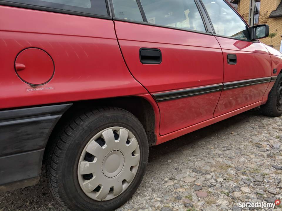 Opel Astra F 14 kombi club czerwony