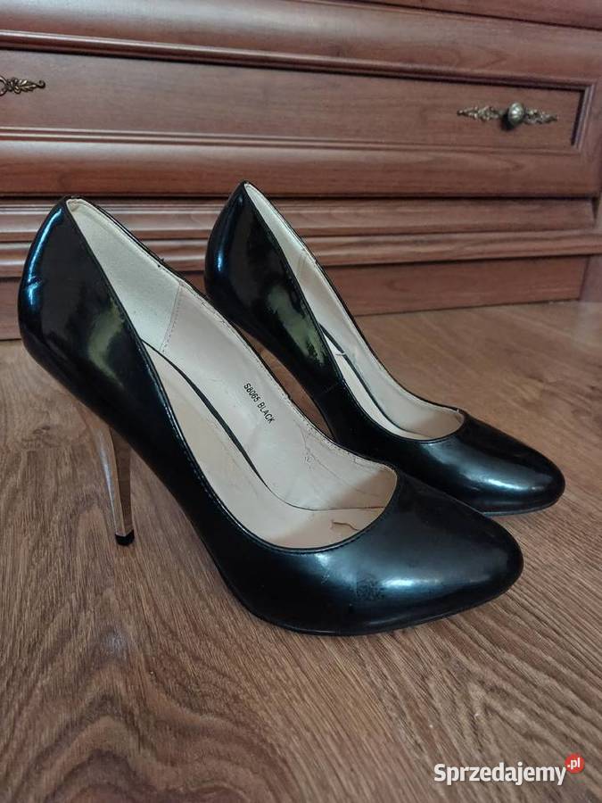 Czarne buty ze srebrnymi szpilkami