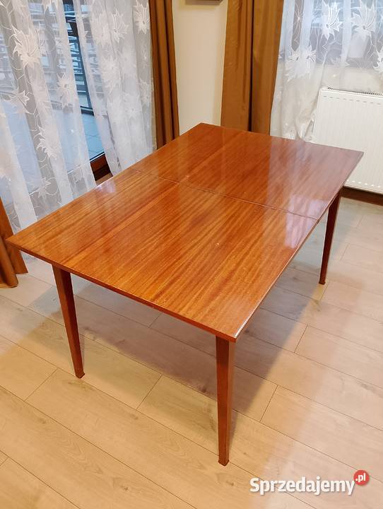 Stół jadalny z małą ławą