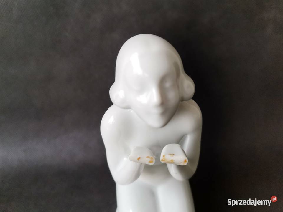 Stara uszkodzona figurka Kobieta Klęcząca