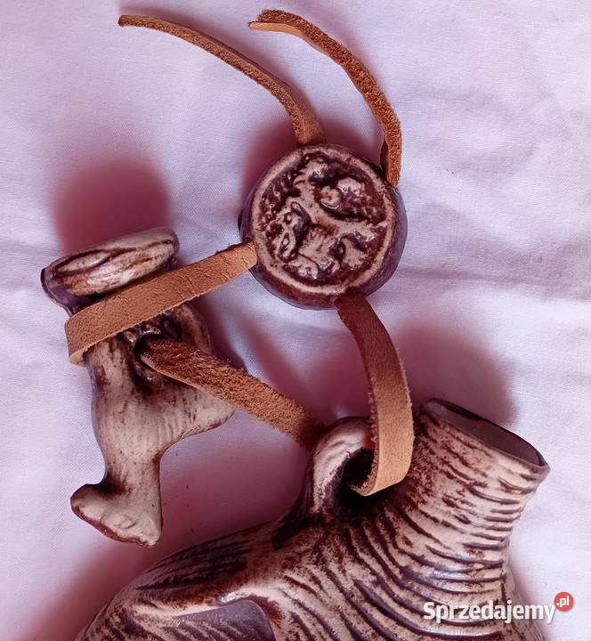 Ceramiczna karafka ze zdobieniami o tematyce wielkopolskie Koźminek