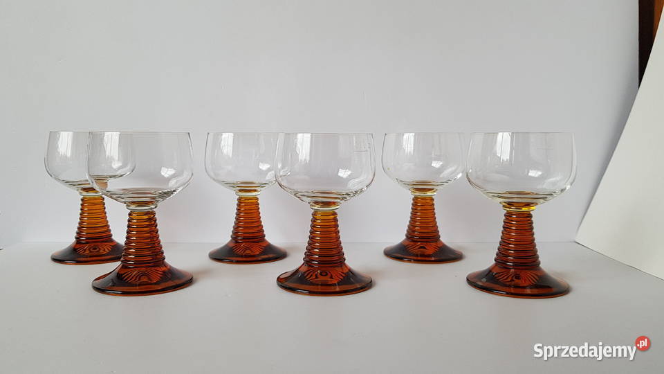 Stare szklane kieliszki do wina alkoholu z