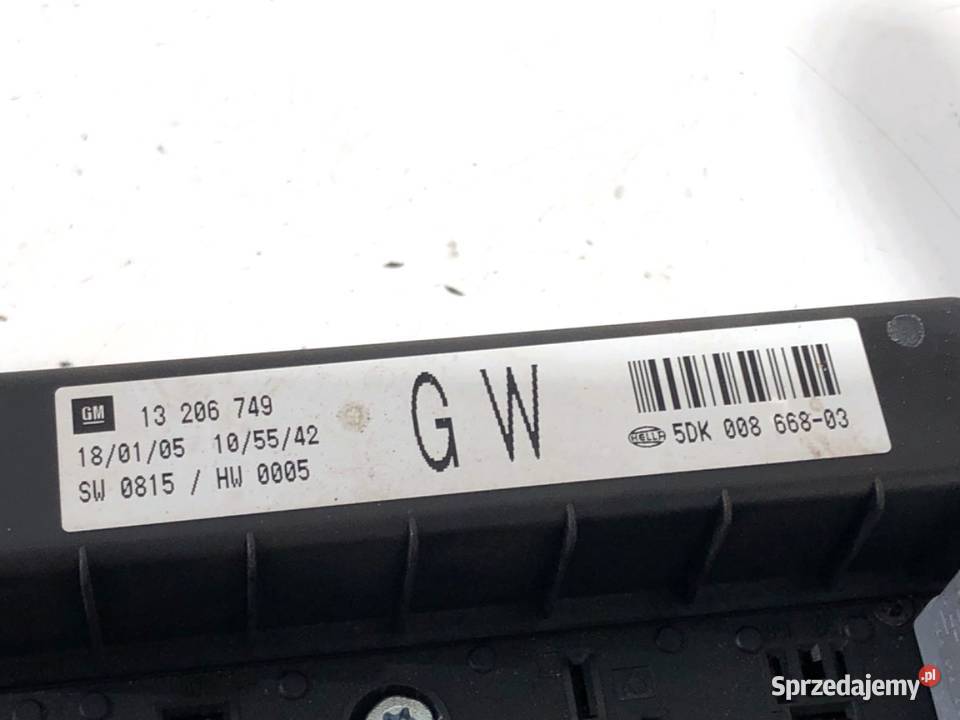 SKRZYNKA BEZPIECZNIKÓW OPEL ASTRA H 13206749 osobowe