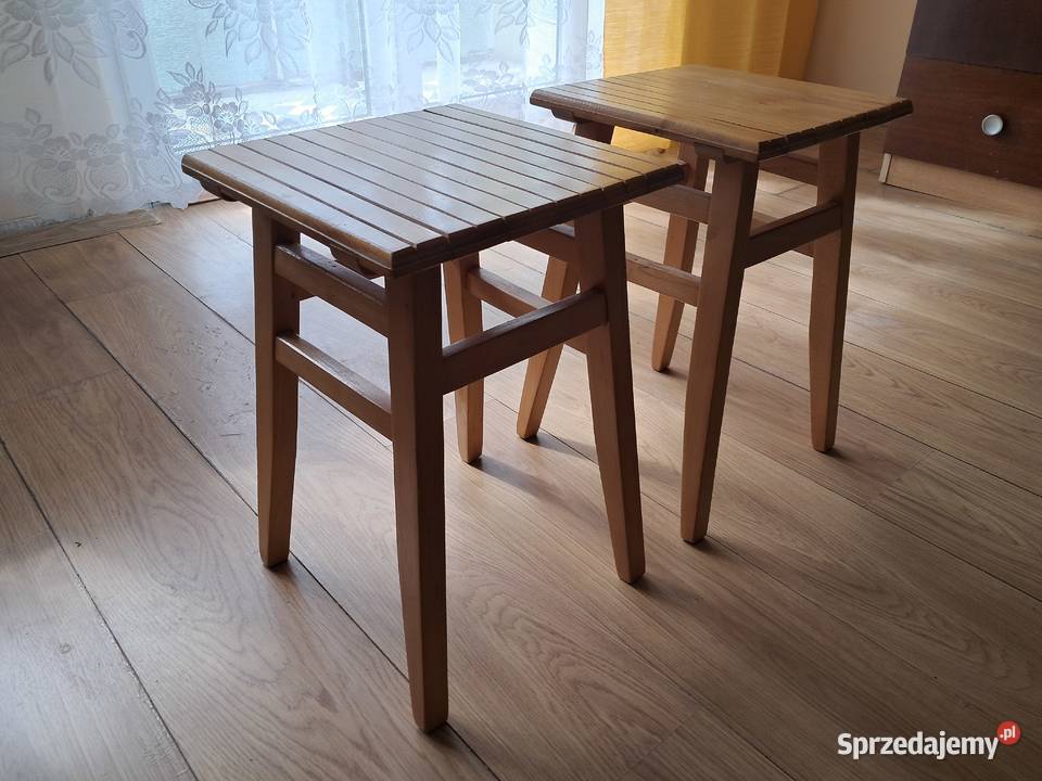 Taborety drewniane jasne 2 do sprzedania