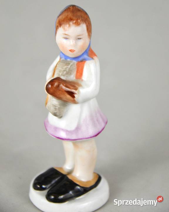 Dziewczynka czyści buty Aquincumi Węgry 1958r Bronisze