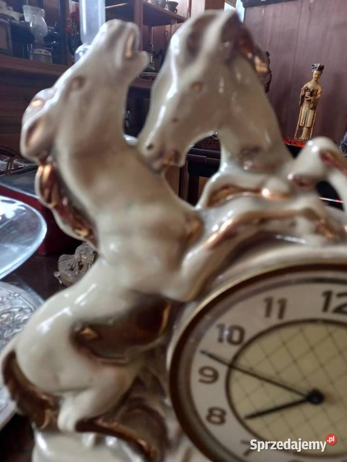 Zegar mechaniczny z końmi ceramiczny