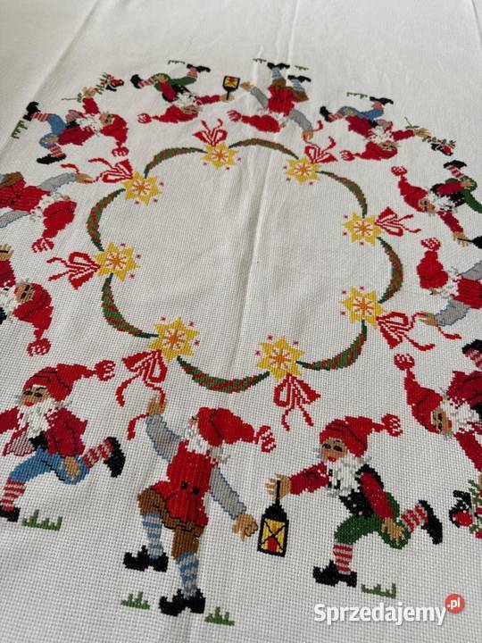 obrus ręcznie haftowany krasnoludki rękodzieło biały