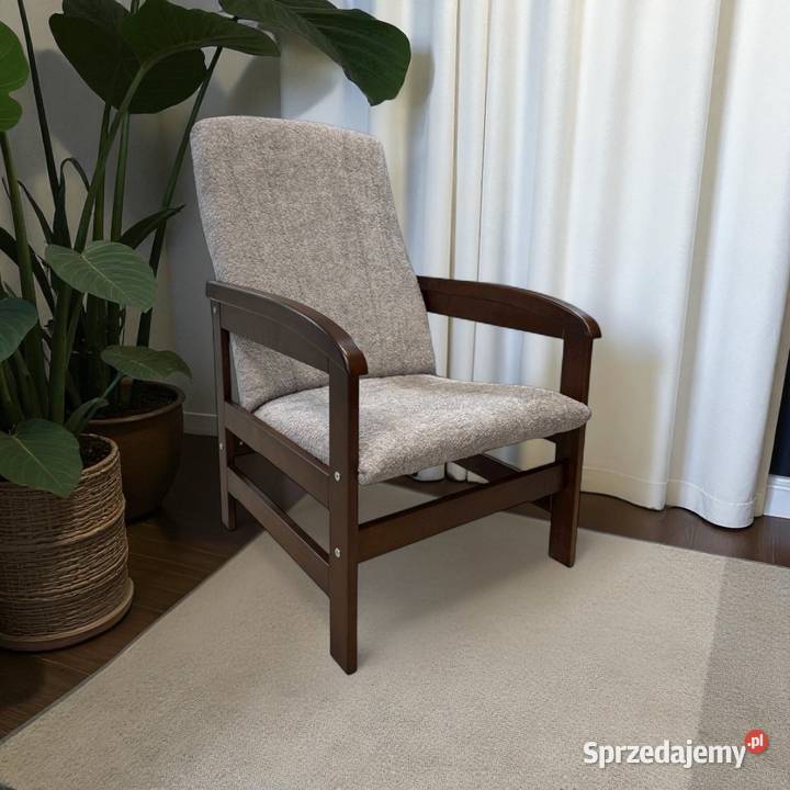 Klasyczny fotel wypoczynkowy na drewnianym