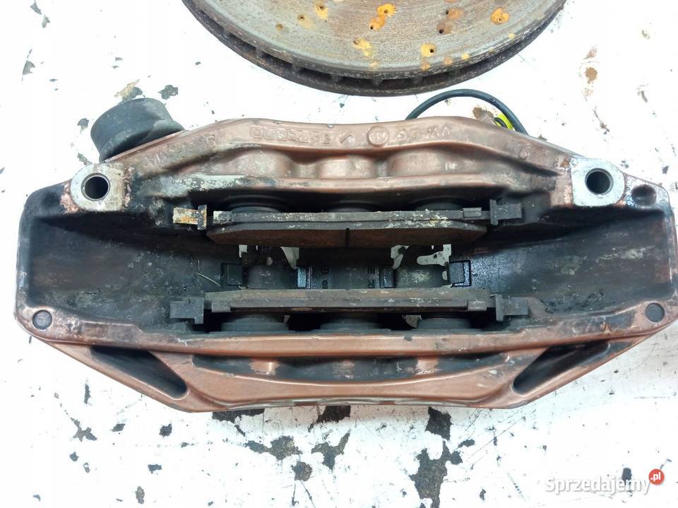 ZACISK HAMULCOWY LEWY PRAWY PRZÓD AKEBONO 374MM