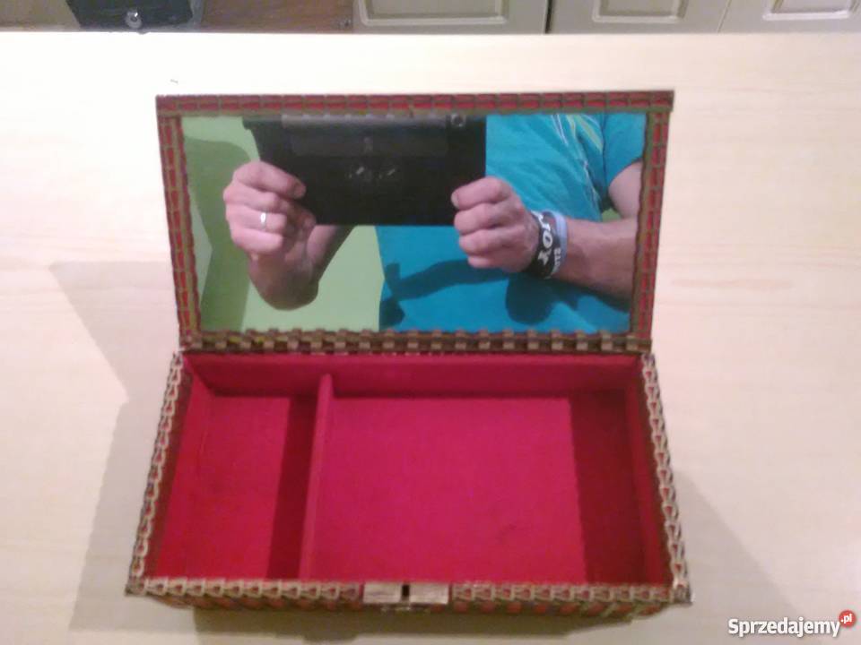 Szkatolka z czerwonego materialu zdobiona Piekary Śląskie