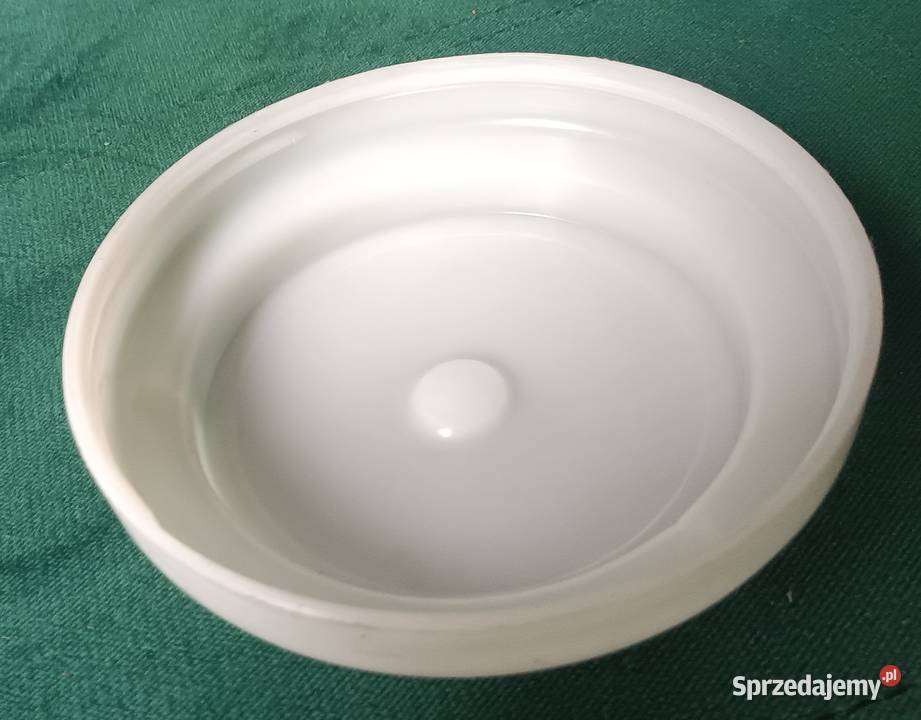 Duża plastikowa nakrętka o średnicy 15