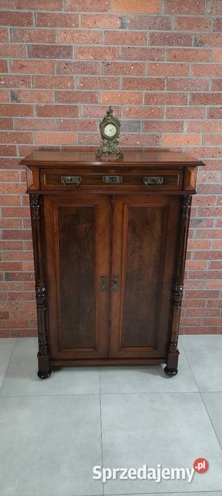 Piękna bieliźniarka eklektyczna antyk