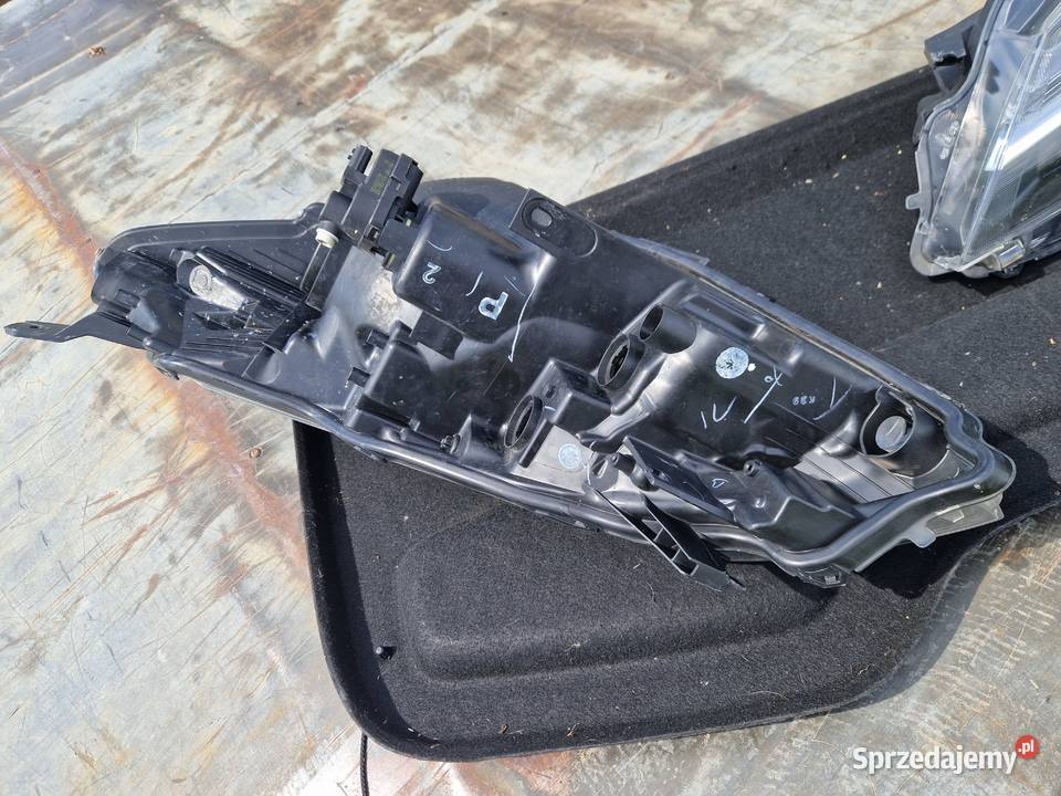 Toyota Yaris III Lift reflektor ORG EU Mielec