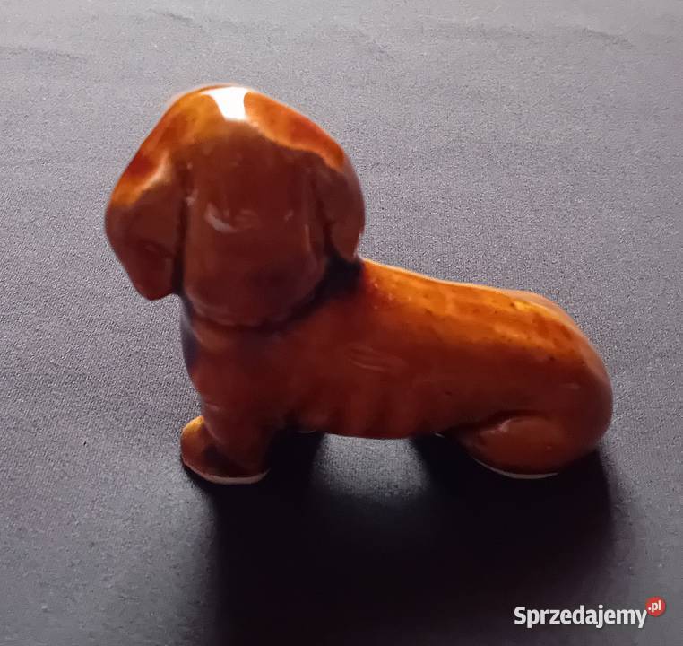 Figurka z porcelitu siedzący piesek jamnik PRL Koźminek