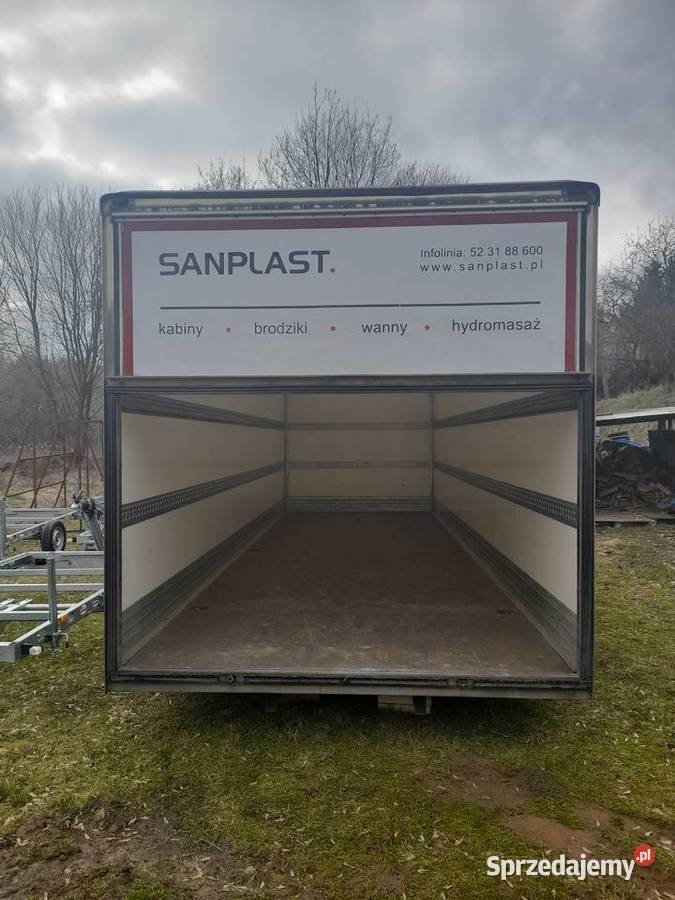 Zabudowa kontener z dużą windą załadunkową