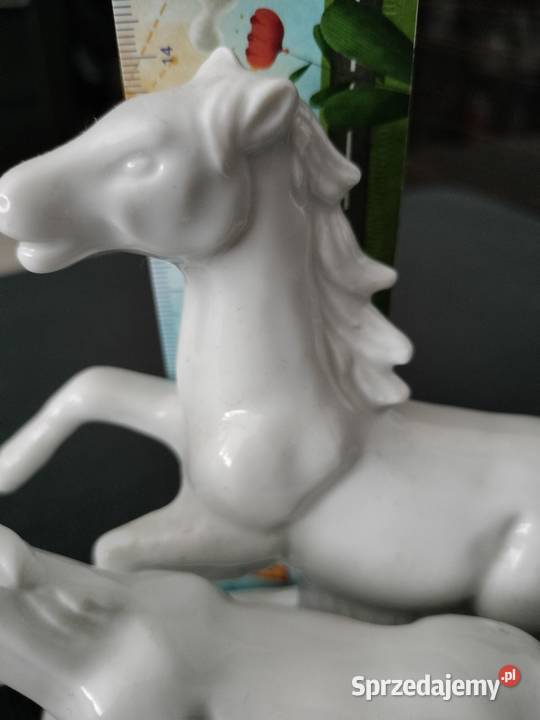Figurka porcelanowa konie w galopie Choszczno