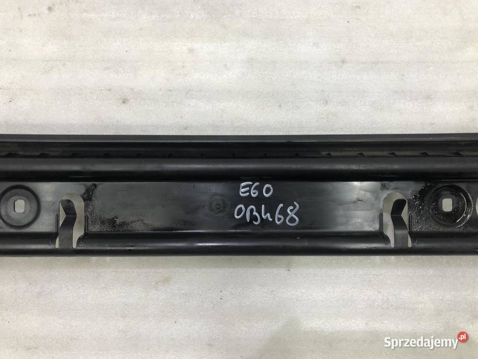 ŚLIZG ZDERZAKA TYŁ ŚRODKOWY 7056343 BMW E60 Części montażowe