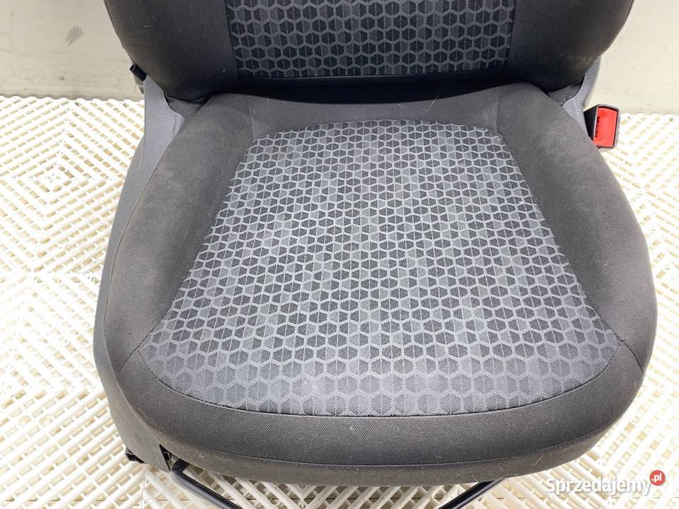 FOTEL PRAWY PRZÓD OPEL CORSA E Hatchback osobowe sprzedam