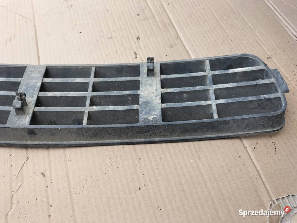 AUDI 80 B4 8A0807683 ŚRODKOWA KRATKA ZDERZAKA osobowe lubelskie Kamień-Kolonia