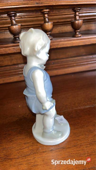 Figurka porcelanowa małego chłopca w niebieskim