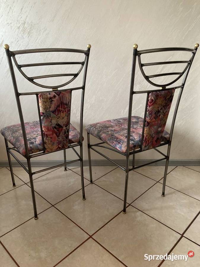 Krzesła stalowe metalowe mosiężne detale