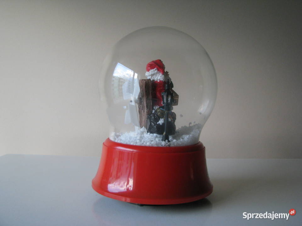 Duża obracająca się i świecąca kula śnieżna z