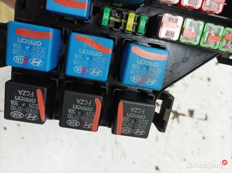 SKRZYNKA BEZPIECZNIKÓW 30 D 239 Hyundai ix55 I sprzedam