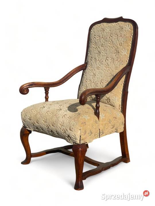 Piękny stary stylowy fotel na giętych nogach, ludwik, tron
