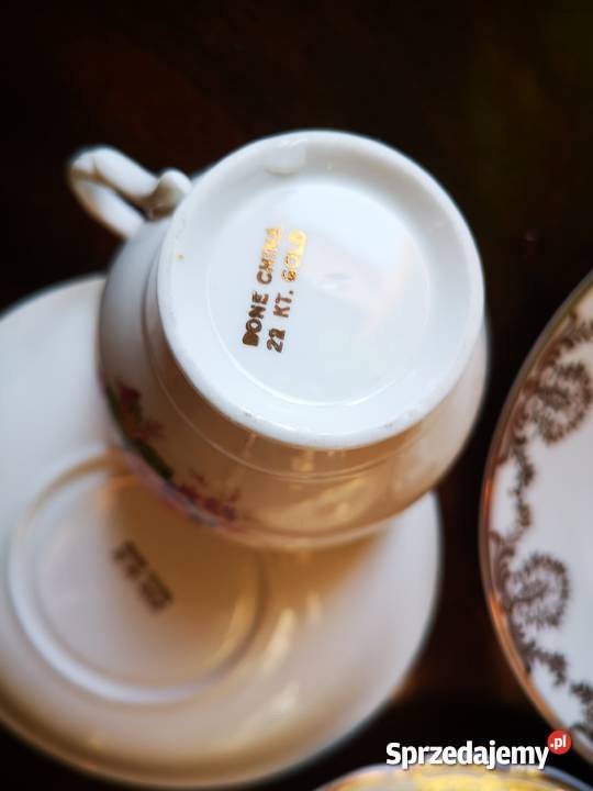 Filiżanka na spodku z 2 talerzykami England 22