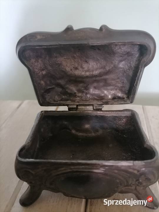 Stara szkatułka zdobiona ornamentami Kraków