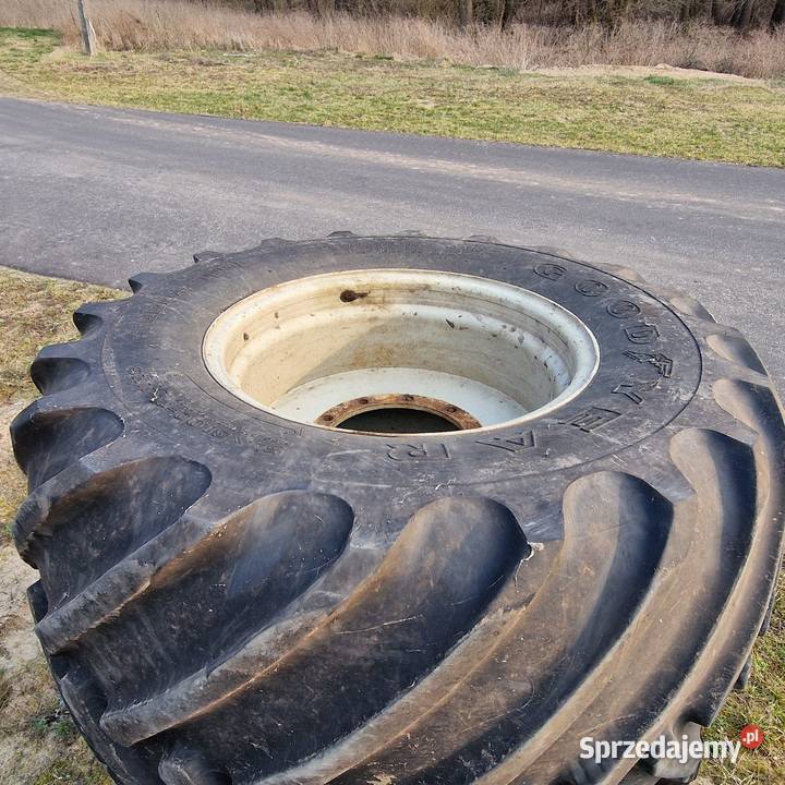 Opona kołofelga ciągnika FASTRAC 54X310026