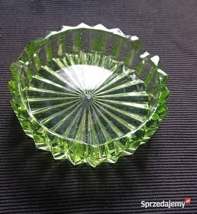 Szklana popielniczka w kolorze zieleni uranowej Koźminek sprzedam