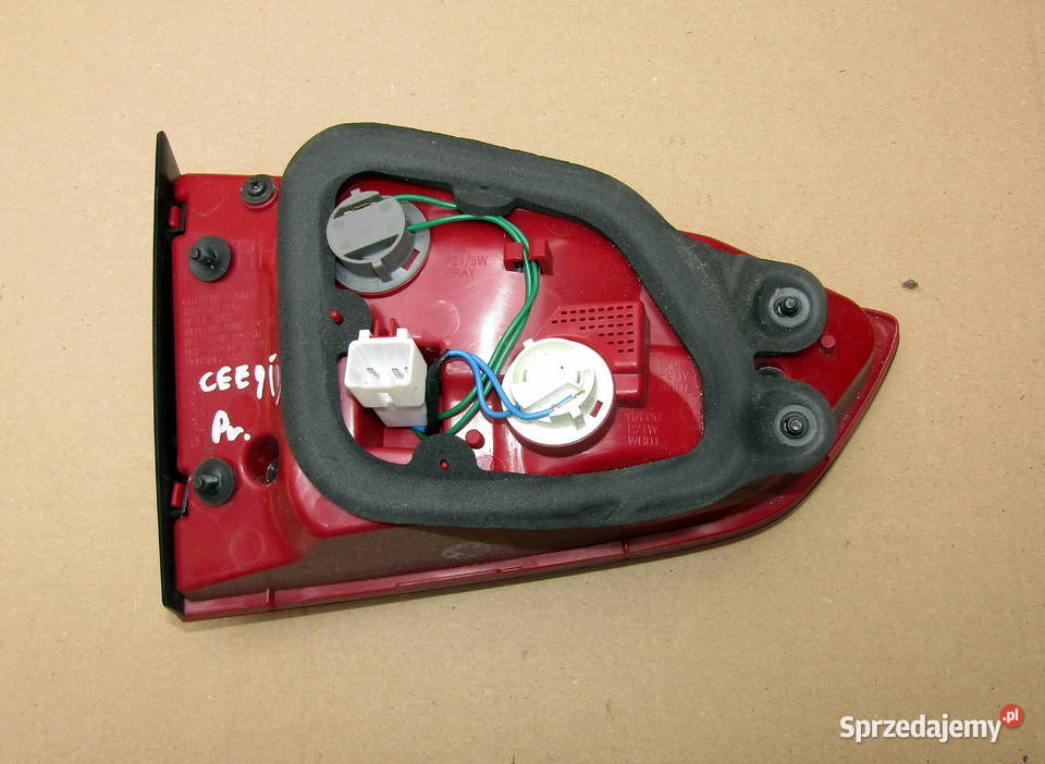 LAMPA TYLNA PRAWA KIA CEED II KOMBI 92404A23 osobowe Mysłaków
