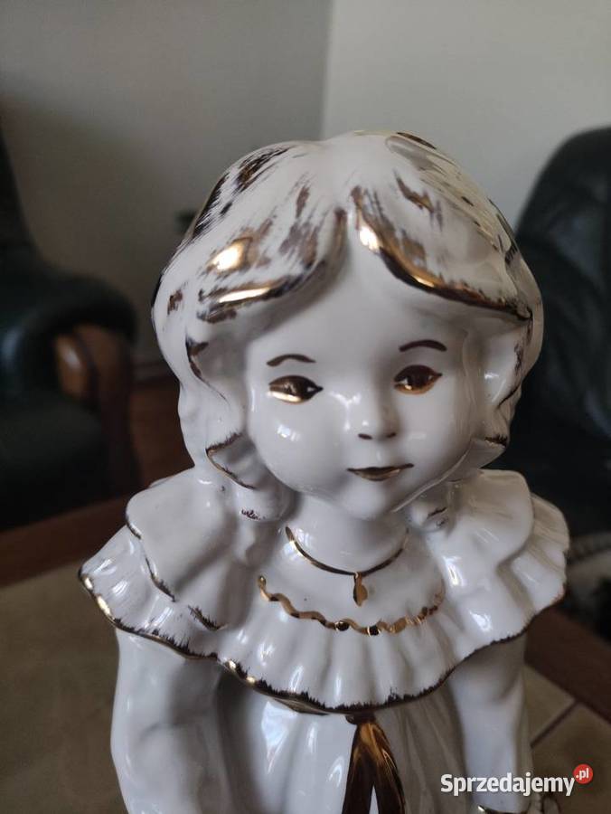 Duża sygnowana porcelanowa figurka Chodzież lata lubelskie Janów Lubelski