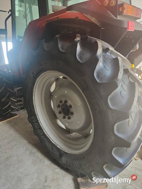 Dwa kompletne tylne koła do ciągnika massey