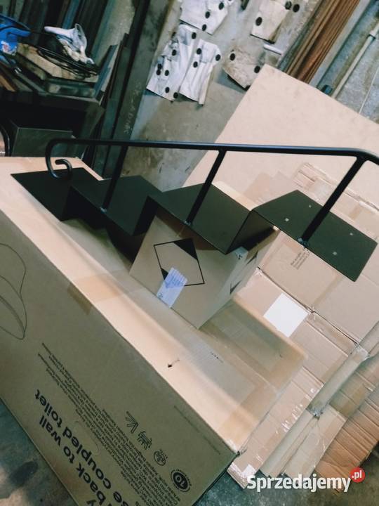 kwietnik na ścianę schody ciekawy kwietnik