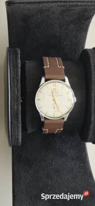 Ponadczasowy zegarek TITUS Legnica
