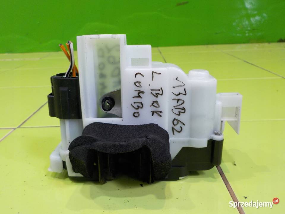 OPEL COMBO D 16r zamek drzwi bocznych tyl Suków