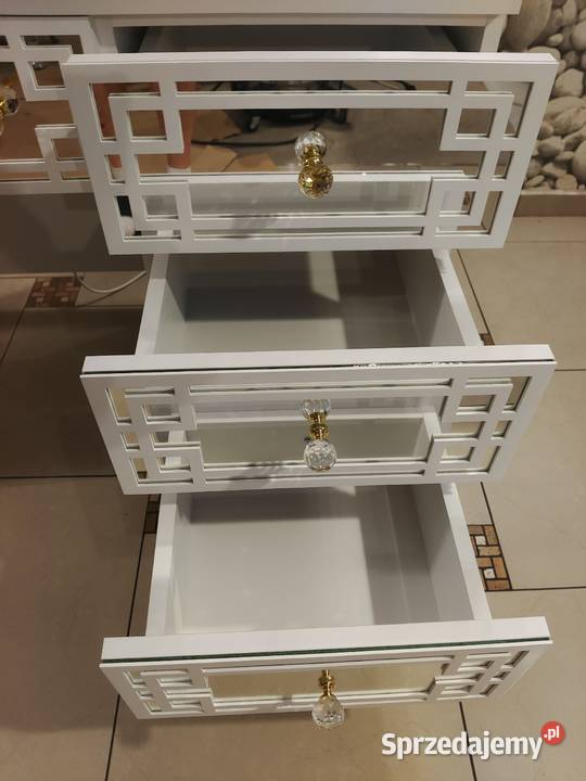 Toaletka z lustrem kosmetycznym Toaletki Meble