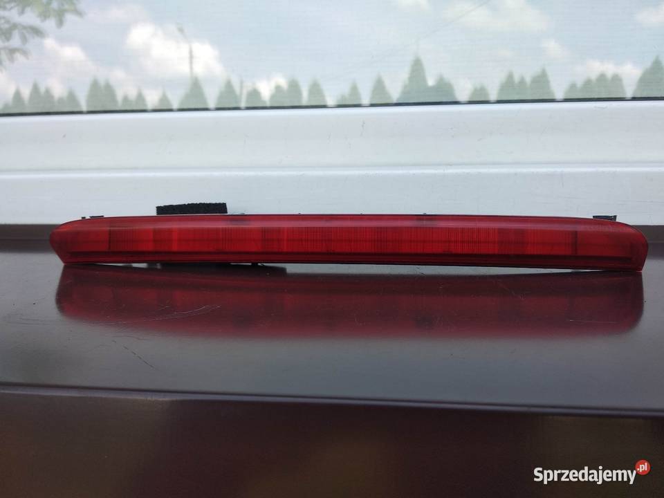 Toyota Avensis T25 kombi lampa trzecie światło