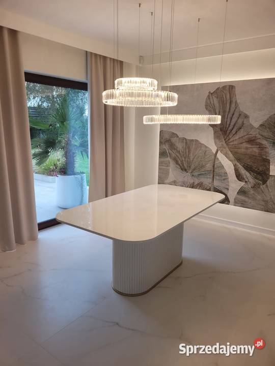 Stół COMODO II złoty dekor pod nogą jadalnia małopolskie Gierałtowiczki