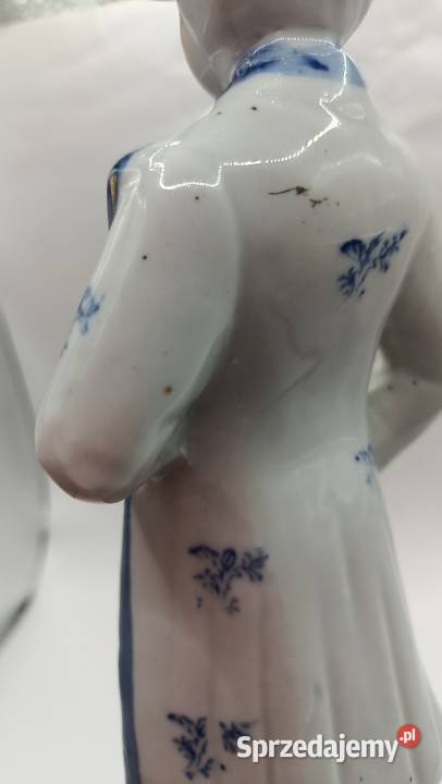 Figurka porcelanowa mężczyzna z lutnią Porcelana i szkło Zamość