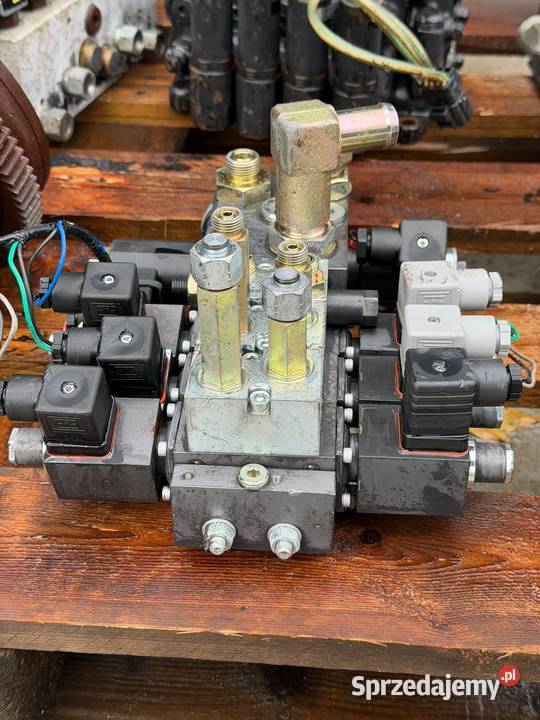Rozdzielacz hydrauliczny czterosekcyjny 1 Części maszyn i innych pojazdów śląskie Antonie