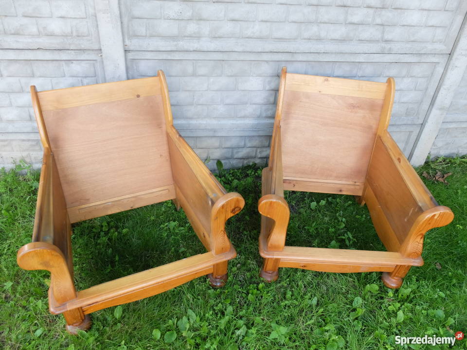 Dwa duże drewniane fotele ze skórzanymi