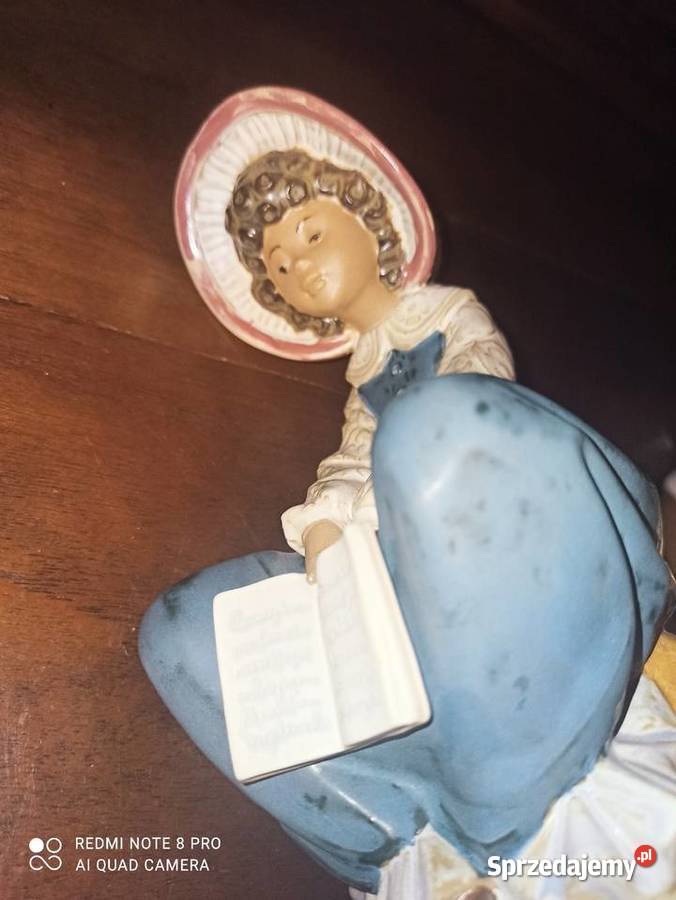 Figurka dziewczynki z książką Zmęczona drzemka pomorskie Gdańsk