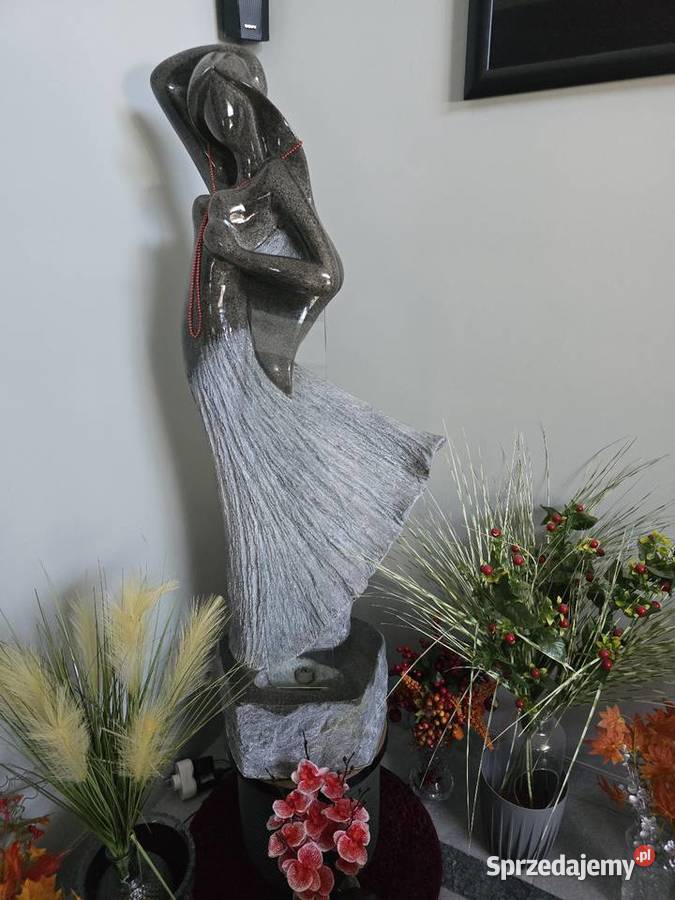 Fontanna na zewnątrz Aurora Ząbki