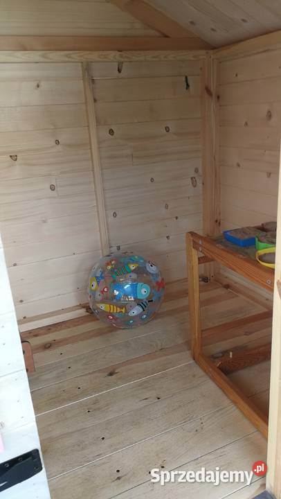 Śliczny drewniany domek zabaw dzieci Radków