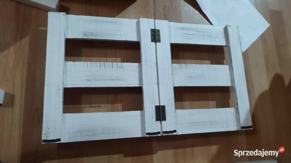 Regał ścienny na kubki drewniany z 18 haczykami Książ Wielkopolski